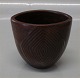 Bornholm, L. Hjort Keramik Hjort:  Oval brun vase med relief 8,5 x 9 cm L.