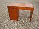 Lille skrivebord i teak. Dansk Design fra 1960érne.5000m2 udstilling.