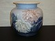 Vase fra B&G stor og flot med blomstermotiver. 5000m2 udstilling.