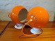 2 Orange Kuglelamper i retrostil. 5000m2 udstilling.