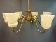 Loftlampe i messing med cremefarvet glasskærme fra 1940erne.5000m2 udstilling.