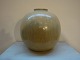 Stor gammel saxbo vase fra 1931-1935 af Natalia krebs. Højde 21,5 cm og  dia 22 cm.I kaki farve sjælden model. 5000 m2 udstilling.
