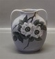 Kongelig Dansk 970-227 Kgl. Vase med hanke 17.5 cm Dekoreret med blomstergren