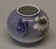 Kongelig Dansk 2688-42a Kgl. Kuglevase 6 x 8 cm med sommerfugl og blomst