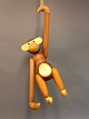 Kay Bojesens abe  stor model .aben måler H: 33,4 x B 39,5 x D 47 cmFremstillet af teak og limbo.