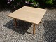 Sofabord i lyst egetræ tegnet af Hans Wegner stemplet Andreas Tuck. 5000m2 udstilling.