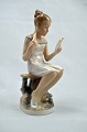 Figur fra LyngbyPige med brev