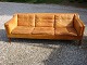 BM 2213-3 pers Sofa designet af Børge Mogensen i natur læder fremstår med meget fin patina i god stand 5000 m2 udstilling