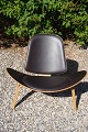 CH07 skalstolenDesignet af Hans Wegner i egetræ med mørkebrun læder i fin stand 5000 m2 udstilling