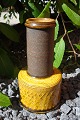 Vase af Hermann Kähler, tofarvet i karrygul / brunligfarve. Højde 17 cm. 5000 m2 udstilling.