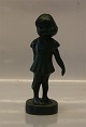 Keramik fra P. Ipsens Enke Kgl. Hof. Terracottafabrik 1843-1955 Pige 926 926 I Ipsen Jadegrøn  Forlegen (Lille Pige med Strandsko)  19 cm Verner Hancke 1941