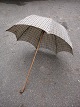 Fin gammel fransk sol parasol i ternet sort/hør farvet stof helt tilbage fra begyndelsen af 1900 tallet...