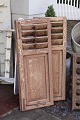 Et par gamle dekorative Fransk skodder med fin patina.Mål: H:109cm. B:41cm.