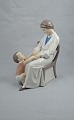 B&G figur1642 Kvinde med legende barn