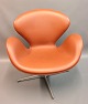 Fritz Hansen - Svane FH 3320 Lænestol med cognacfarvet læder elegance  designet af Arne Jacobsen i fin stand 5000 m2 udstilling 