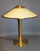 Bordlampe model kongelys i messing med  hvid akrylskærm med messingkant.5000m2 udstilling. 