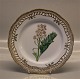 Kongelig Dansk Porcelæn Flora Danica 20-3554  Fad til lille rund frugtkurv, flad tallerken med gennemskåret bort 23 cm Crambe maritima L . Fra år 1961.