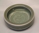 Kongelig Dansk Stentøj 21933 Kgl. Rund skål med fugl, celadon glasur 3.7 x  11.5 cm Jørgen Mogensen, juni 1962