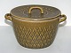 ReliefLarger pot with lid