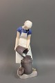 B&G figur nr 2181, Pige med mælkejunge. Højde 22 cm. 5000 m2 udstilling.