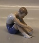 B&G barnefigure B&G 2199 Dreng tager sok af 9 x 10 cm Claire Weiss 1934