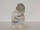 Royal Copenhagen figurPige med dukke