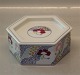 Bing & Grøndahl B&G 1827-5470 6-kantet Bonbonskål 5.5 x 12 cm. Design Annegrethe Halling Koch rød - purpur - Prisme
