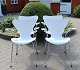 4 hvide syver stole, model 3107,  med armlæn, designet af Arne Jacobsen og produceret af Fritz Hansen.5000m2 udstilling.