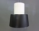 Loftlampe i sort og hvidt metal. Lampen er af dansk design og fra 1970erne.5000m2 udstilling.