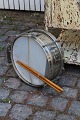Dekorativ gammel tromme helt i krom med en fin patina.H:16cm. Dia.:35cm.
