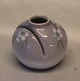 Kongelig Dansk 1528-1048 Kgl. Art Nouveau kortholder og vase med frugtgren sommerfugl 4.5 cm