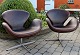 Arne Jacobsen svanestole model 3320 FH.Mørkebrunt patineret læder.5000m2Udstilling.