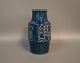 Keramik vase med blå glasur og motiv på siden af Michael Andersen og søn, nr. 6134.