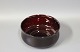 Mørkerød glasskål af ukendt kunster.5000m2 udstilling.