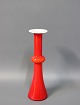 Rød glasvase med hvidt opal glas indvendig fra serien "Carnaby" fra Holmegaard.