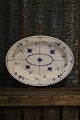 Gammelt ovalt musselmalet riflet fad fra Royal Copenhagen.fra før 1923. Mål : 34x26cm.