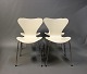 4 creme farvede syver stole, model 3107, i god stand. Stolene er designet af Arne Jacobsen i 1950erne og produceret af Fritz Hansen i 2000erne.5000m2 udstilling.