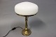 Bordlampe i messing med hvid glas kuppel og i Jugendstil fra 1920erne.5000m2 udstilling.