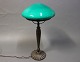 Høj bordlampe i bruneret messing og mørkegrønt glas kuppel. Lampen er i Jugendstil fra 1920erne.5000m2 udstilling.