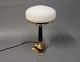 Bordlampe i messing med sort stamme og hvid glas kuppel. Lampen er signeret M.M.M.5000m2 udstilling.