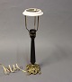 Bordlampe med sort stamme og messing fod i Jugendstil fra 1920erne.5000m2 udstilling.