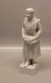 Kongelig Dansk Nordmandsdal figur Nr 15 Kgl. En malkekone fra Suderøen på Færøerne 28 cm Blanc de Chine
