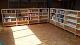 Vi har i vinter restaureret møbler fra et brandskadet skolebibliotek. På billederne ses møbler før og efter restaurering.