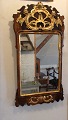 Spejl i Rokoko stil og nøddetræ. Spejlet er fra ca. 1740, Danmark og er i original stand. 5000m2 udstilling.