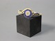 Armring i 14 kt. guld med zirkoner i forskellige farver.