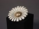 Marguerit broche af A. Michelsen.Forgyldt 925 sterling og hvid emalje.5000m2 udstilling.
