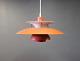 PH5 lampe i rødlig farve designet af Poul Henningsen og fremstillet hos Louis Poulsen.5000m2 udstilling.