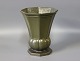 Stor flot vase af Just Andersen DK i disko-metal. 5000m2 udstilling.