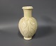Keramik vase i beige med fint mønster af Herman A. Kähler.5000m2 udstilling.