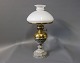 Petroleums bordlampe med jern/messing fod og hvid glas kuppel.5000m2 udstilling.